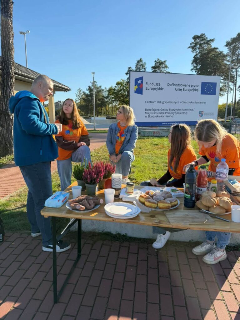 Wspólnie z Powiatowe Centrum Wolontariatu w Skarżysku-Kamiennej, zrealizowaliśmy kolejną lokalną inicjatywę, której efektem jest powstanie ogródka społecznego. W tworzenie ogródka zaangażowani byli uczestnicy Miejsca Aktywności Lokalnej, którzy wspólnie z organizatorami społeczności lokalnej włożyli wiele pracy, energii i serca w realizację tego przedsięwzięcia.