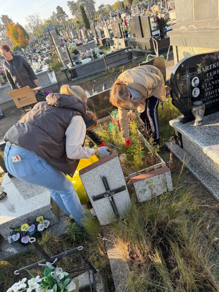 Uczestnicy inicjatywy – sprzątanie grobów na Cmentarzu Zachodnim