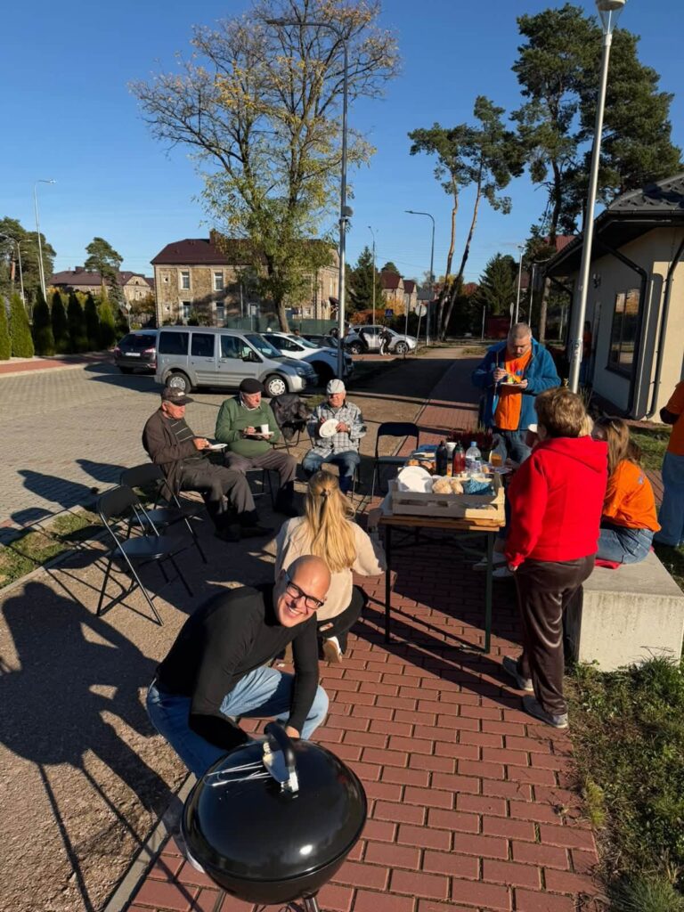 Wspólnie z Powiatowe Centrum Wolontariatu w Skarżysku-Kamiennej, zrealizowaliśmy kolejną lokalną inicjatywę, której efektem jest powstanie ogródka społecznego. W tworzenie ogródka zaangażowani byli uczestnicy Miejsca Aktywności Lokalnej, którzy wspólnie z organizatorami społeczności lokalnej włożyli wiele pracy, energii i serca w realizację tego przedsięwzięcia.