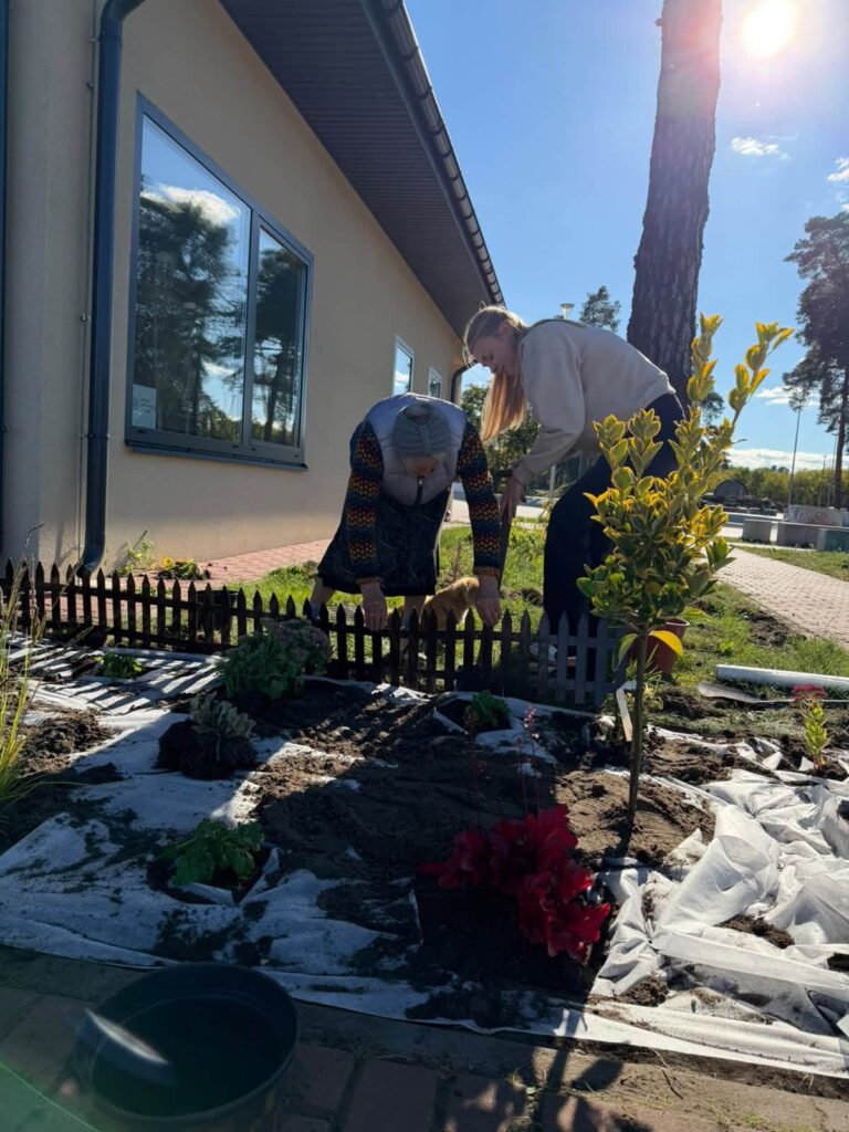 Wspólnie z Powiatowe Centrum Wolontariatu w Skarżysku-Kamiennej, zrealizowaliśmy kolejną lokalną inicjatywę, której efektem jest powstanie ogródka społecznego. W tworzenie ogródka zaangażowani byli uczestnicy Miejsca Aktywności Lokalnej, którzy wspólnie z organizatorami społeczności lokalnej włożyli wiele pracy, energii i serca w realizację tego przedsięwzięcia.