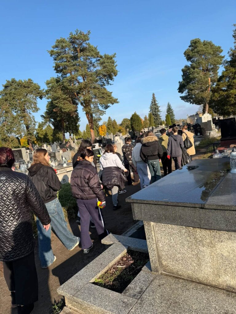 Uczestnicy inicjatywy – sprzątanie grobów na Cmentarzu Zachodnim