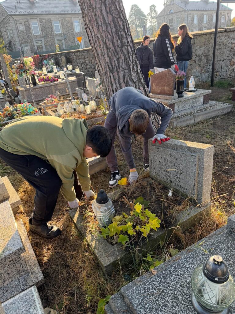 Uczestnicy inicjatywy – sprzątanie grobów na Cmentarzu Zachodnim