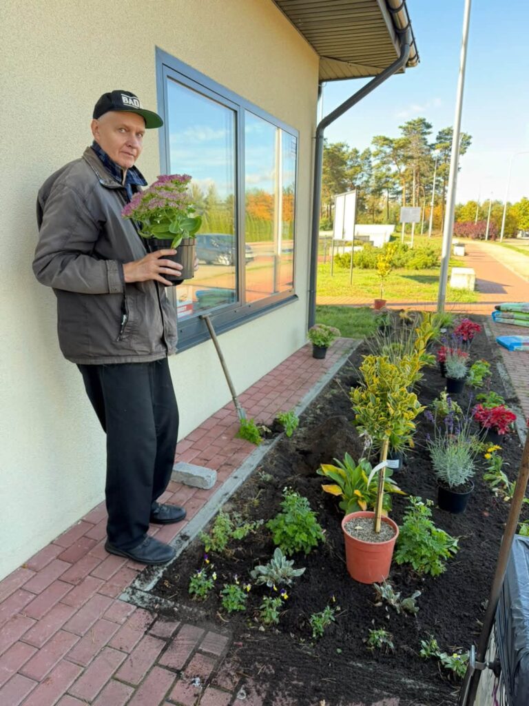 Wspólnie z Powiatowe Centrum Wolontariatu w Skarżysku-Kamiennej, zrealizowaliśmy kolejną lokalną inicjatywę, której efektem jest powstanie ogródka społecznego. W tworzenie ogródka zaangażowani byli uczestnicy Miejsca Aktywności Lokalnej, którzy wspólnie z organizatorami społeczności lokalnej włożyli wiele pracy, energii i serca w realizację tego przedsięwzięcia.