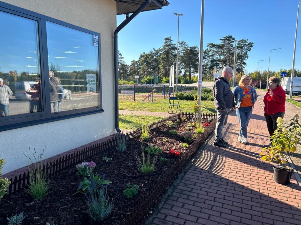 Wspólnie z Powiatowe Centrum Wolontariatu w Skarżysku-Kamiennej, zrealizowaliśmy kolejną lokalną inicjatywę, której efektem jest powstanie ogródka społecznego. W tworzenie ogródka zaangażowani byli uczestnicy Miejsca Aktywności Lokalnej, którzy wspólnie z organizatorami społeczności lokalnej włożyli wiele pracy, energii i serca w realizację tego przedsięwzięcia.
