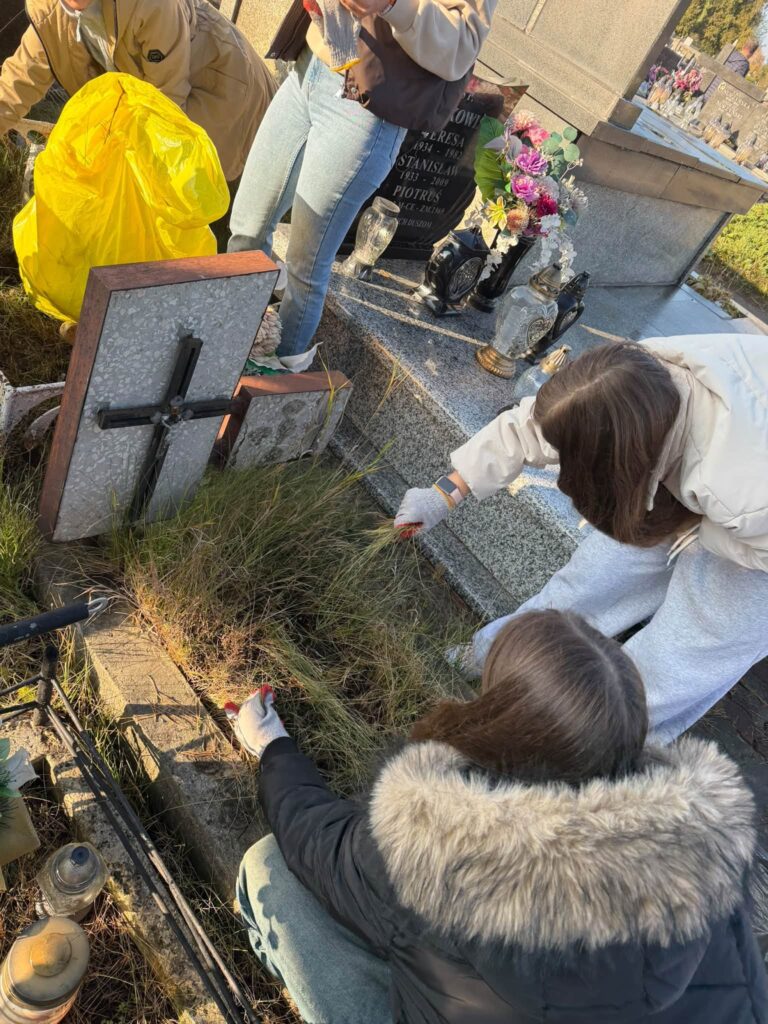 Uczestnicy inicjatywy – sprzątanie grobów na Cmentarzu Zachodnim