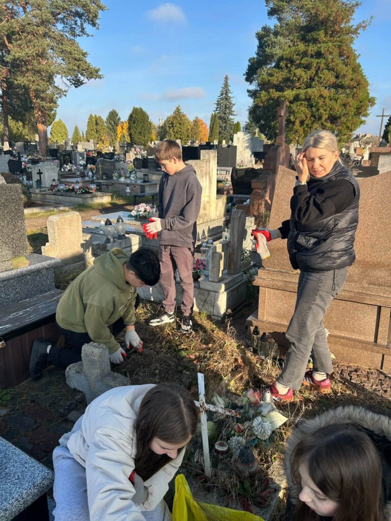Uczestnicy inicjatywy – sprzątanie grobów na Cmentarzu Zachodnim