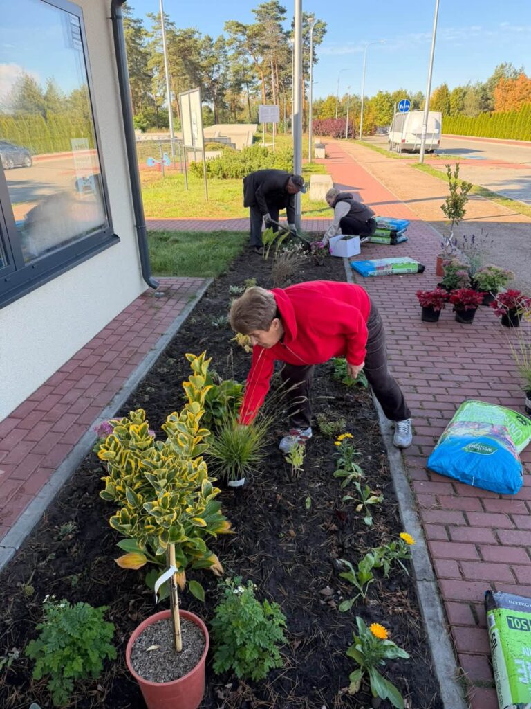 Wspólnie z Powiatowe Centrum Wolontariatu w Skarżysku-Kamiennej, zrealizowaliśmy kolejną lokalną inicjatywę, której efektem jest powstanie ogródka społecznego. W tworzenie ogródka zaangażowani byli uczestnicy Miejsca Aktywności Lokalnej, którzy wspólnie z organizatorami społeczności lokalnej włożyli wiele pracy, energii i serca w realizację tego przedsięwzięcia.