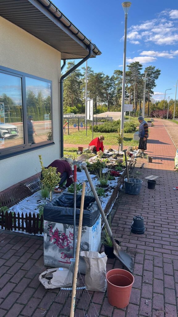 Wspólnie z Powiatowe Centrum Wolontariatu w Skarżysku-Kamiennej, zrealizowaliśmy kolejną lokalną inicjatywę, której efektem jest powstanie ogródka społecznego. W tworzenie ogródka zaangażowani byli uczestnicy Miejsca Aktywności Lokalnej, którzy wspólnie z organizatorami społeczności lokalnej włożyli wiele pracy, energii i serca w realizację tego przedsięwzięcia.