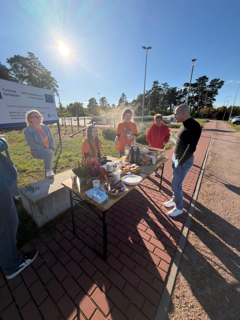 Wspólnie z Powiatowe Centrum Wolontariatu w Skarżysku-Kamiennej, zrealizowaliśmy kolejną lokalną inicjatywę, której efektem jest powstanie ogródka społecznego. W tworzenie ogródka zaangażowani byli uczestnicy Miejsca Aktywności Lokalnej, którzy wspólnie z organizatorami społeczności lokalnej włożyli wiele pracy, energii i serca w realizację tego przedsięwzięcia.