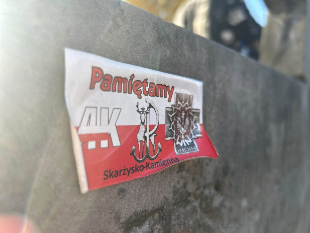Uczestnicy inicjatywy – sprzątanie grobów na Cmentarzu Zachodnim