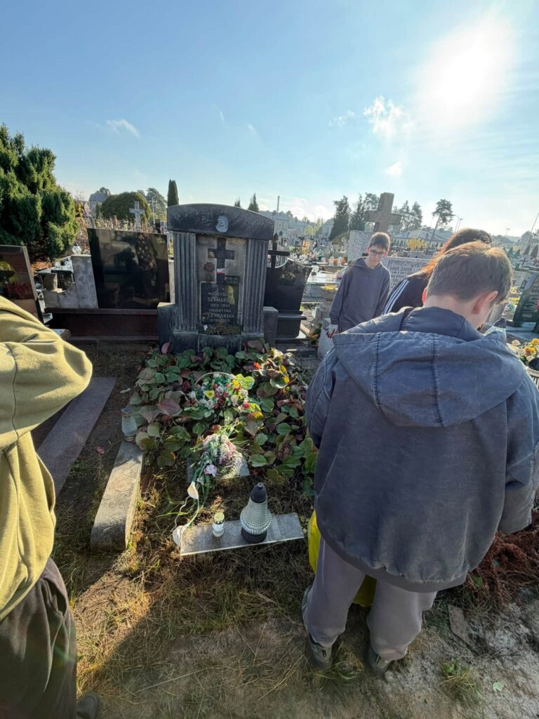 Uczestnicy inicjatywy – sprzątanie grobów na Cmentarzu Zachodnim