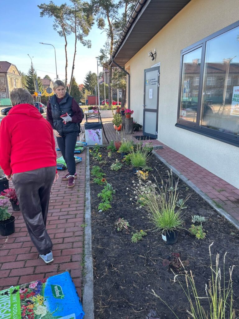 Wspólnie z Powiatowe Centrum Wolontariatu w Skarżysku-Kamiennej, zrealizowaliśmy kolejną lokalną inicjatywę, której efektem jest powstanie ogródka społecznego. W tworzenie ogródka zaangażowani byli uczestnicy Miejsca Aktywności Lokalnej, którzy wspólnie z organizatorami społeczności lokalnej włożyli wiele pracy, energii i serca w realizację tego przedsięwzięcia.