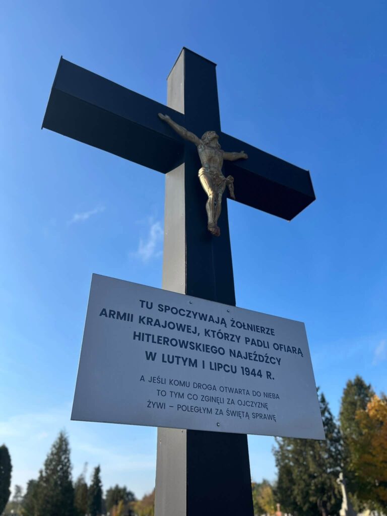 Uczestnicy inicjatywy – sprzątanie grobów na Cmentarzu Zachodnim