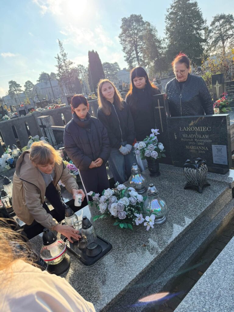 Uczestnicy inicjatywy – sprzątanie grobów na Cmentarzu Zachodnim
