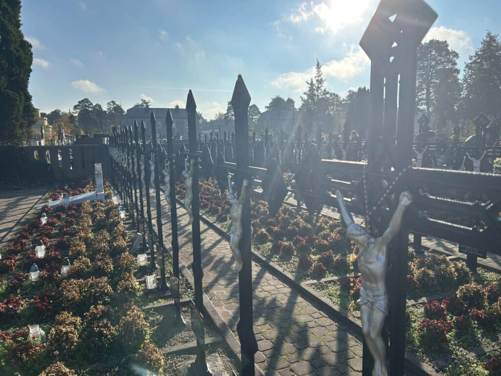 Uczestnicy inicjatywy – sprzątanie grobów na Cmentarzu Zachodnim