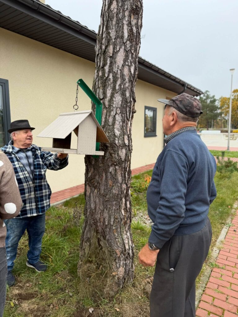 Uczestnicy naszego Miejsca Aktywności Lokalnej samodzielnie wykonali dwa karmniki dla ptaszków, wkładając w ich przygotowanie mnóstwo pracy, zaangażowania i pomysłowości
