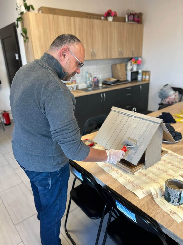 Uczestnicy naszego Miejsca Aktywności Lokalnej samodzielnie wykonali dwa karmniki dla ptaszków, wkładając w ich przygotowanie mnóstwo pracy, zaangażowania i pomysłowości