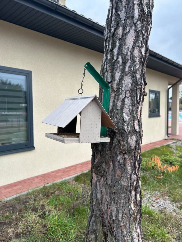 Uczestnicy naszego Miejsca Aktywności Lokalnej samodzielnie wykonali dwa karmniki dla ptaszków, wkładając w ich przygotowanie mnóstwo pracy, zaangażowania i pomysłowości