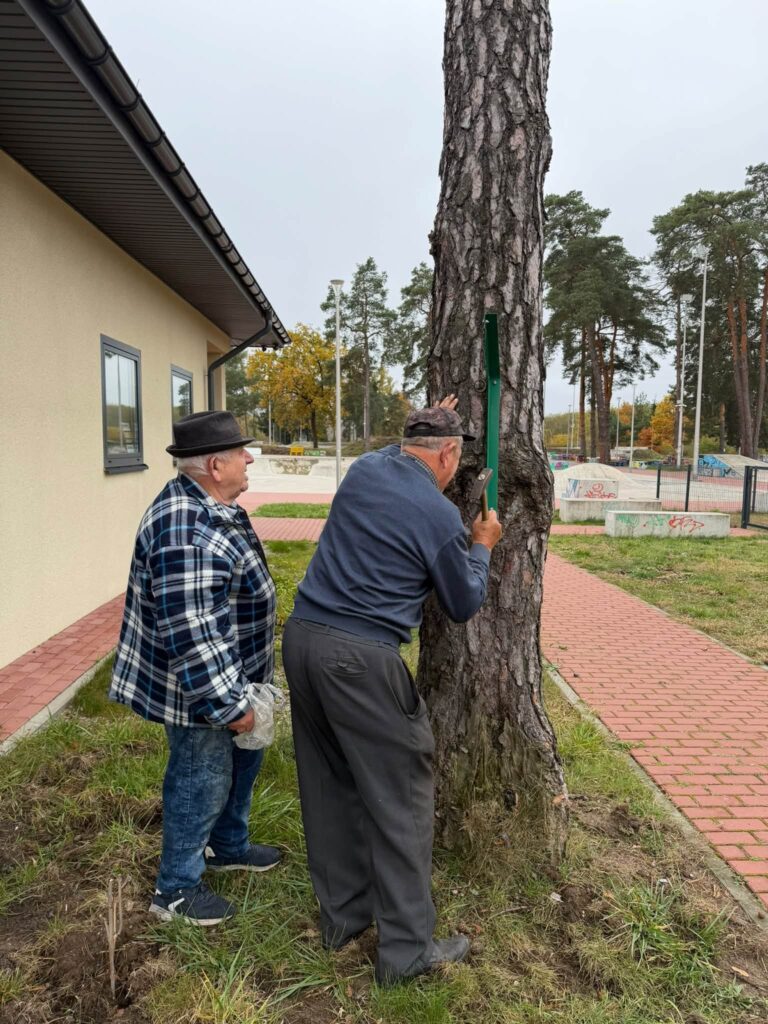Uczestnicy naszego Miejsca Aktywności Lokalnej samodzielnie wykonali dwa karmniki dla ptaszków, wkładając w ich przygotowanie mnóstwo pracy, zaangażowania i pomysłowości